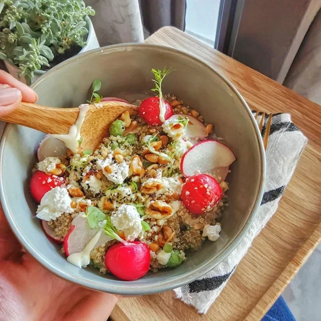 Quinoa-bowl med rädisor, ärtor och fetaost