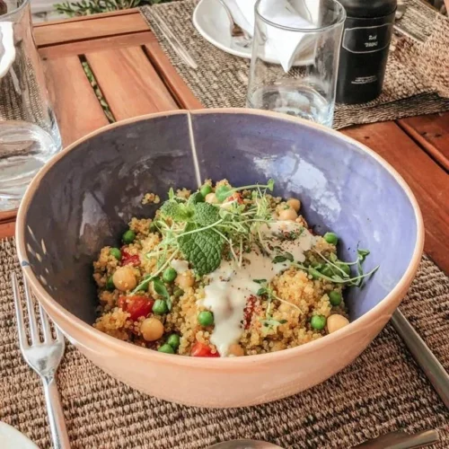 Fräsch quinoasallad med ärtor och mynta i en skål