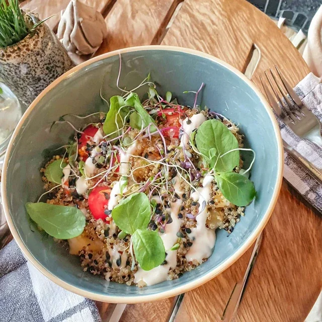 Quinoasallad med ärtor och mynta