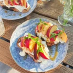 Ricottabröd med persika och honung