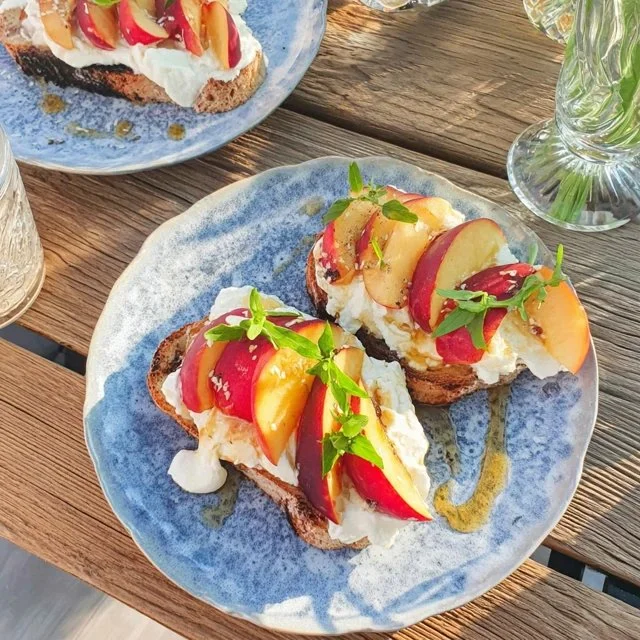 Ricottabröd med persika och honung