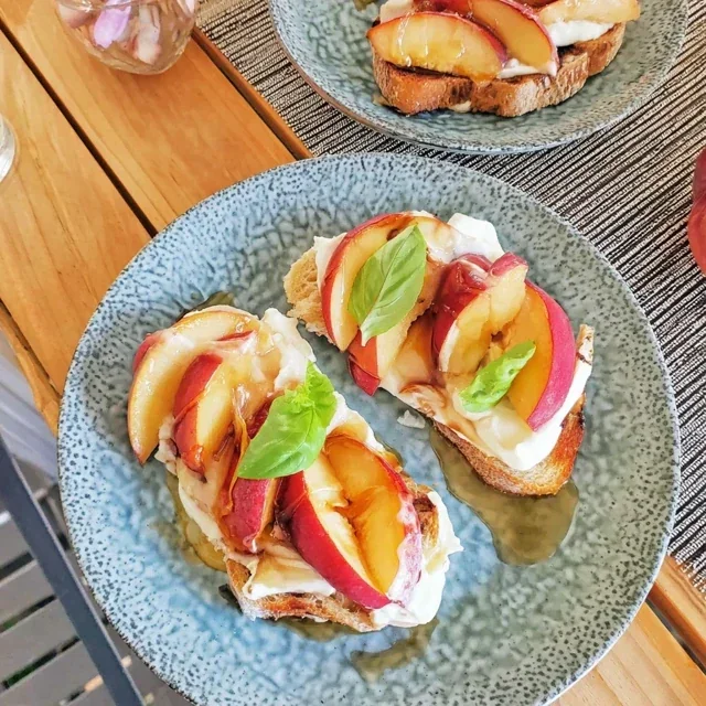 Ricottabröd med persika och honung