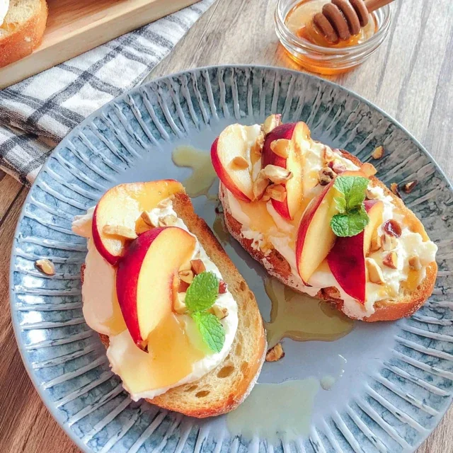 Ricottabröd med persika och honung