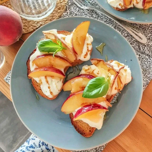 Ricottabröd med persika och honung