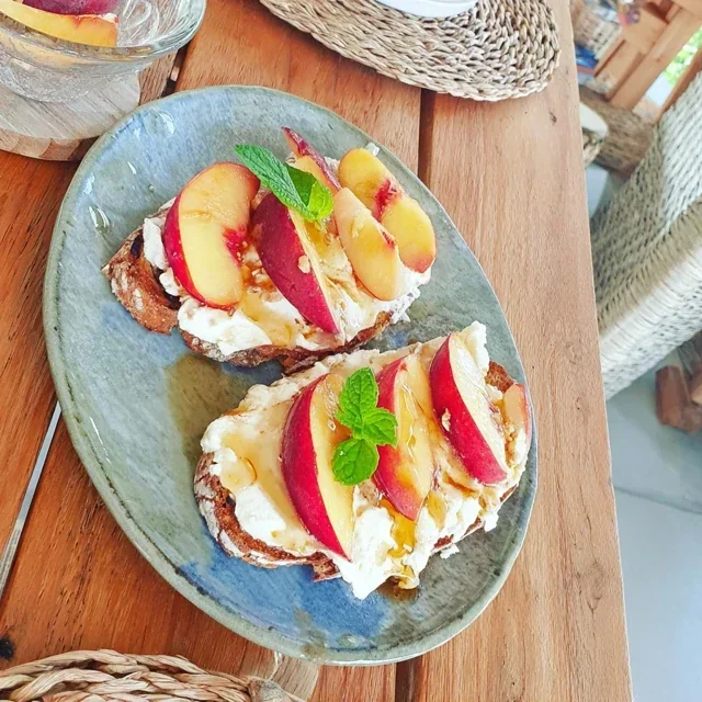 Ricottabröd med persika och honung