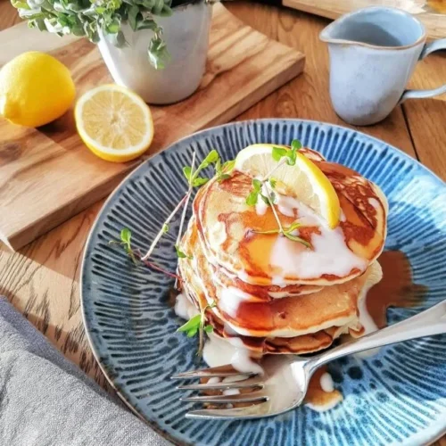 Ricottapannkakor med citron på en tallrik, perfekt frukostalternativ.