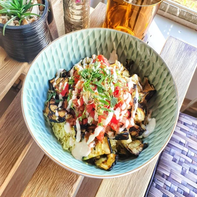 Risbowl med grillade grönsaker och tahinsås