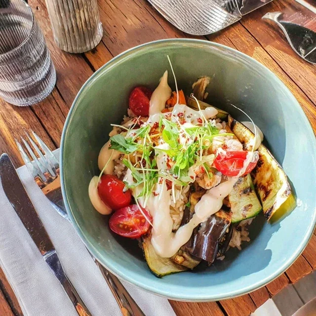 Risbowl med grillade grönsaker och tahinsås