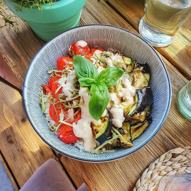 Risbowl med grillade grönsaker och tahinsås