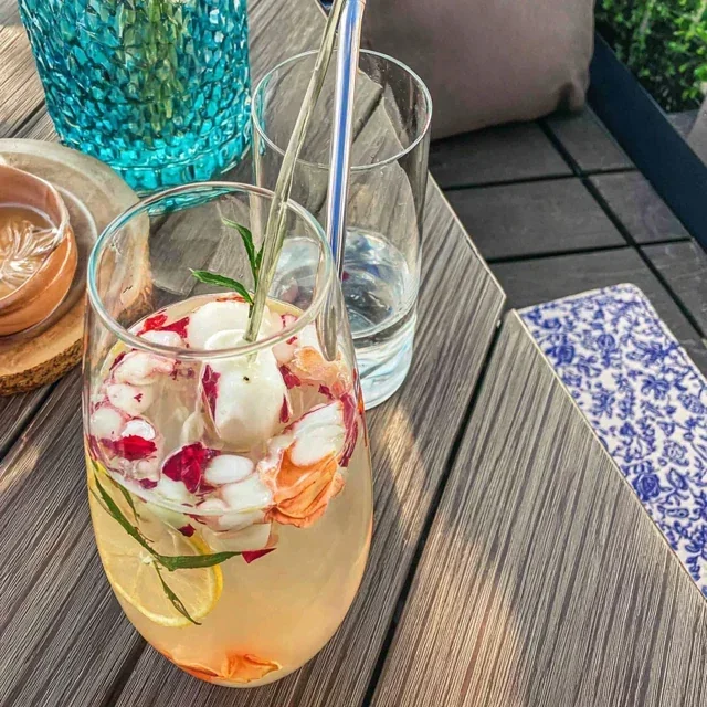 Rosenlimonad med mineralvatten