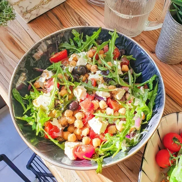 Sallad med rostade kikärtor, tomater och fetaost