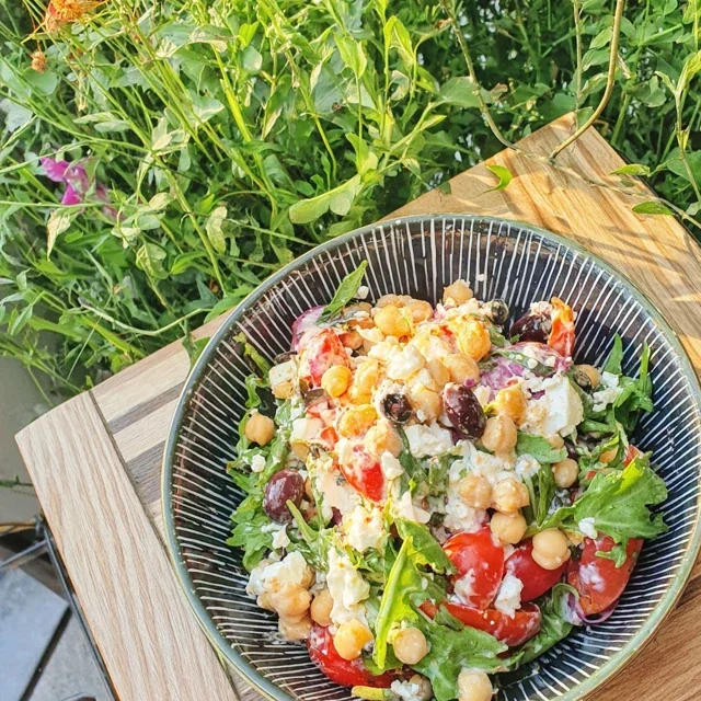Sallad med rostade kikärtor, tomater och fetaost