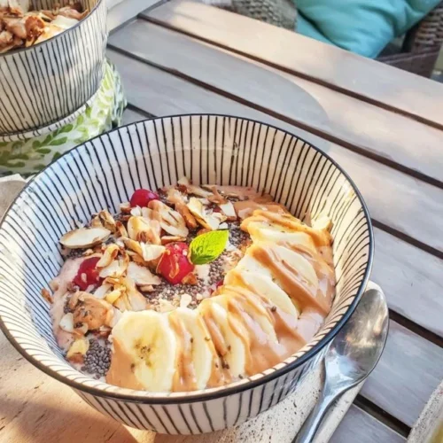 Smoothie bowl med mango, banan och chiafrön i en skål