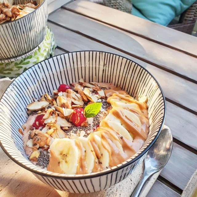 Smoothie-bowl med mango, banan och chiafrön