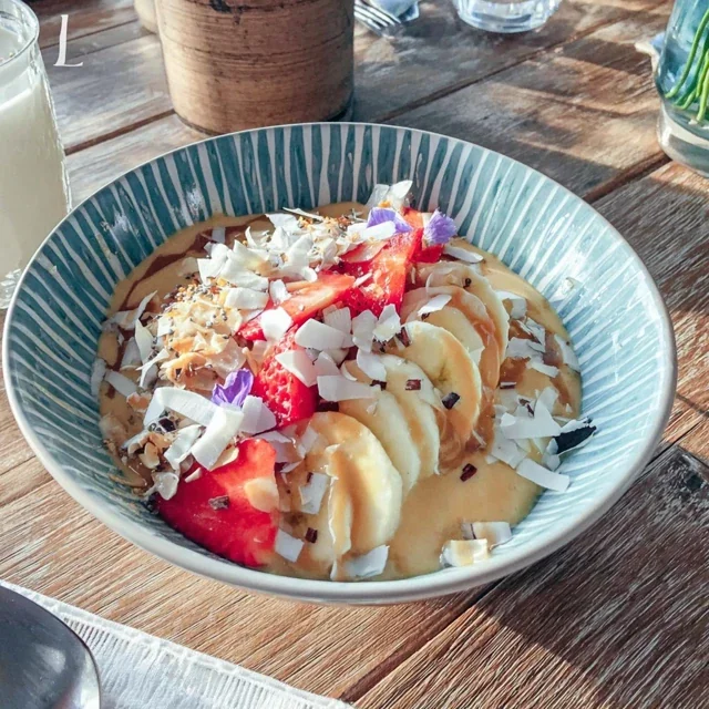 Smoothie-bowl med mango, banan och chiafrön