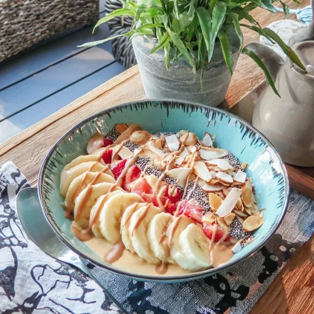 Smoothie-bowl med mango, banan och chiafrön