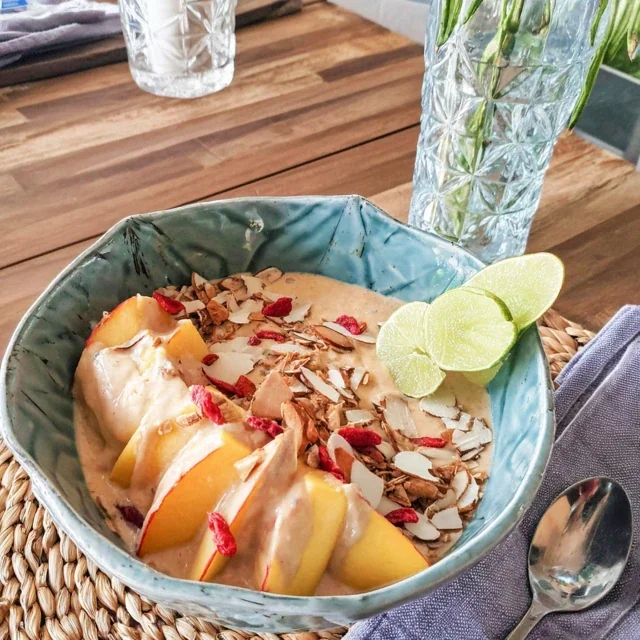 Smoothie-bowl med mango, banan och chiafrön