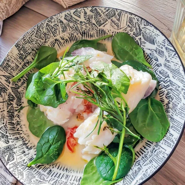 Steamed cod with spinach and lime
