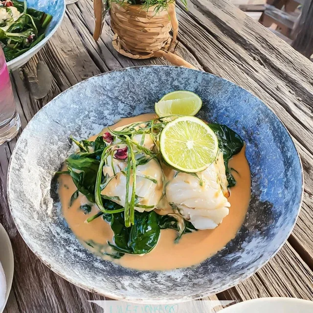 Steamed cod with spinach and lime