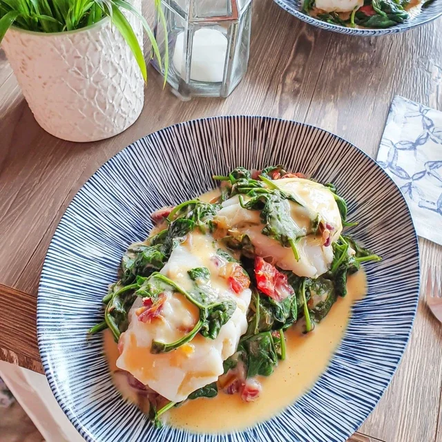 Steamed cod with spinach and lime