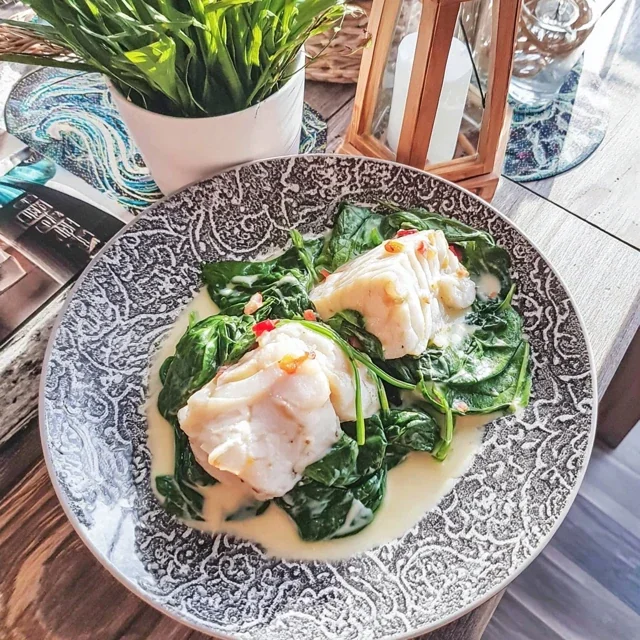 Steamed cod with spinach and lime