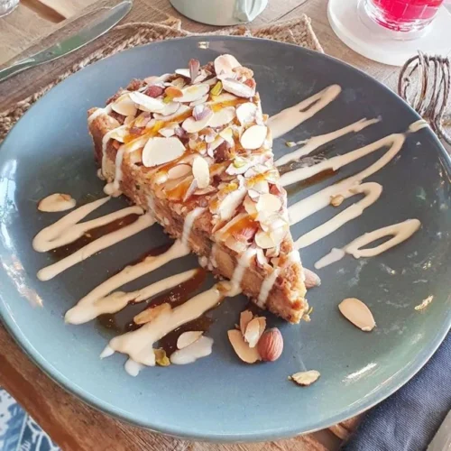 Tarta de Santiago med mandlar och citron på ett vackert fat