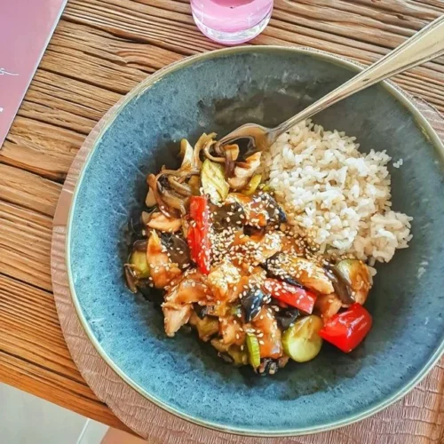 Teriyakikyckling med grönsaker och ris på en tallrik