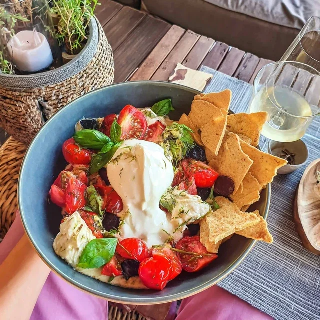 Tjejmiddag-bricka med burrata, tomater och kex