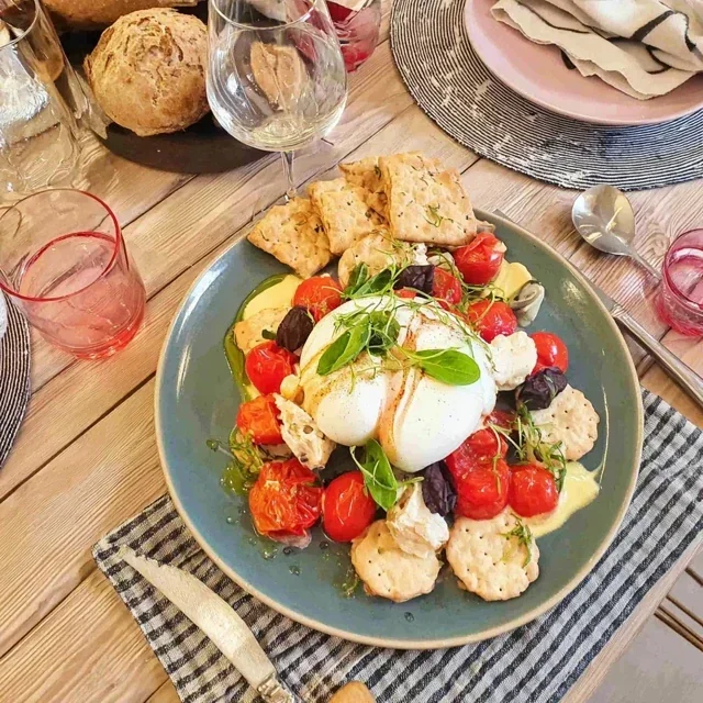 Tjejmiddag-bricka med burrata, tomater och kex