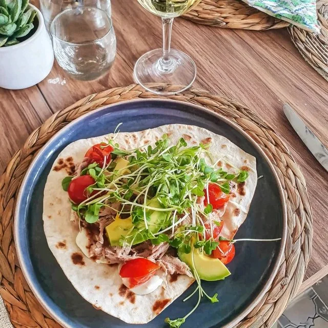 Tonfisk-piadina med avokado och tomater