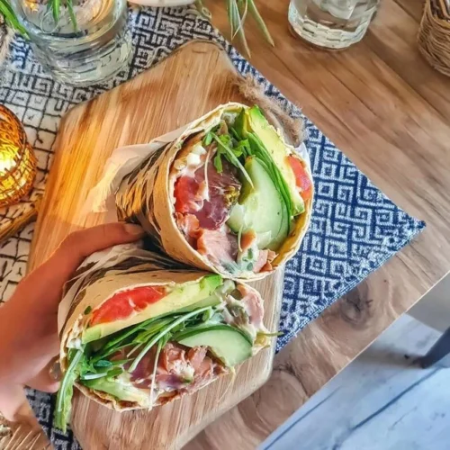 Läckra tonfiskwrap med avokado och gurka för en hälsosam måltid.