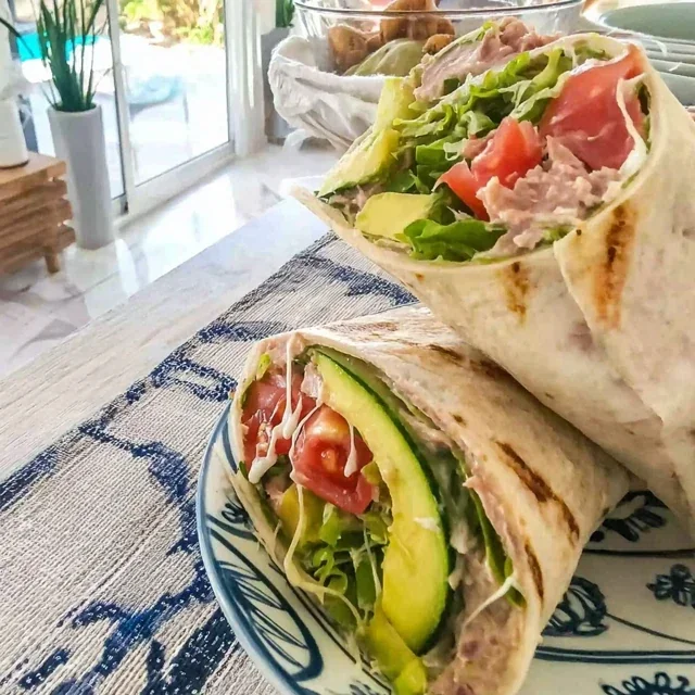 Tonfiskwrap med avokado och gurka