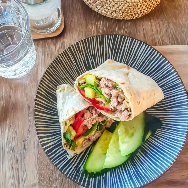 Tonfiskwrap med avokado och gurka