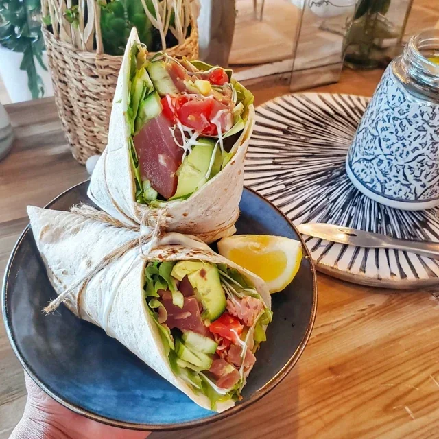 Tonfiskwrap med avokado och gurka