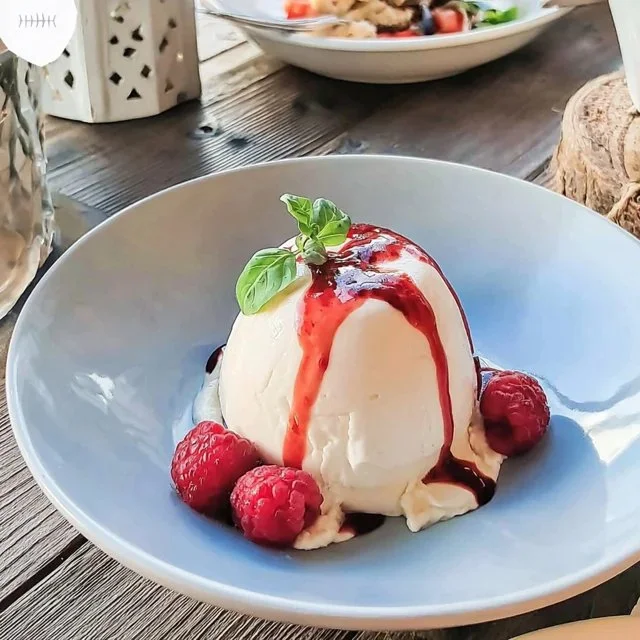 Vaniljpanna cotta med halloncoulis