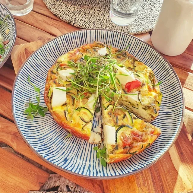 Zucchini-frittata med färska örter